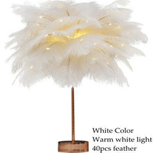 Charger l&#39;image dans la galerie, LAMPE DE TABLE EN PLUMES
